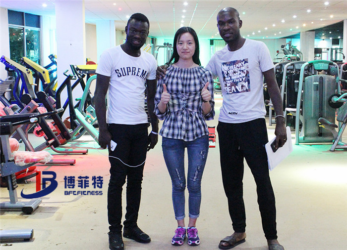 加纳客户来中国广州蜜桃精品无码健身器材有限公司为他们的健身房采购蜜桃AV影视