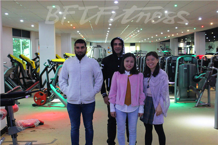 坦桑尼亚客户来中国广州蜜桃精品无码健身器材有限公司进口健身器材