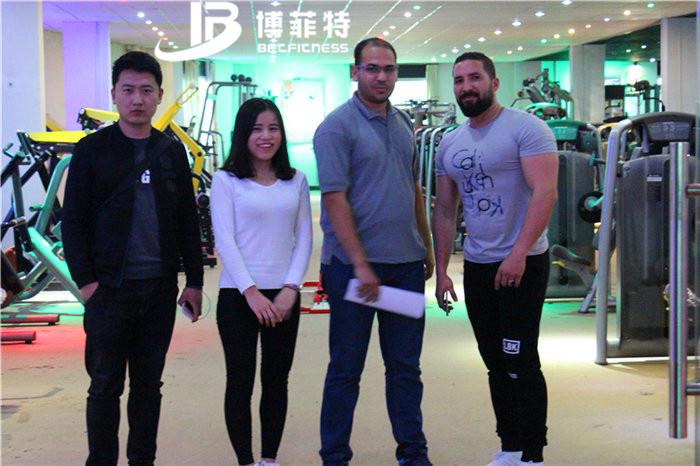 埃及客户来中国广州蜜桃精品无码健身器材有限公司进口健身器材