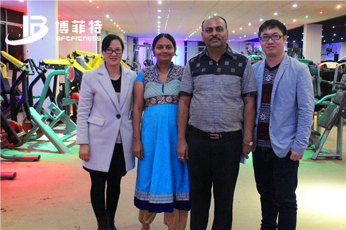 印度客户来中国广州蜜桃精品无码健身器材有限公司进口健身器材