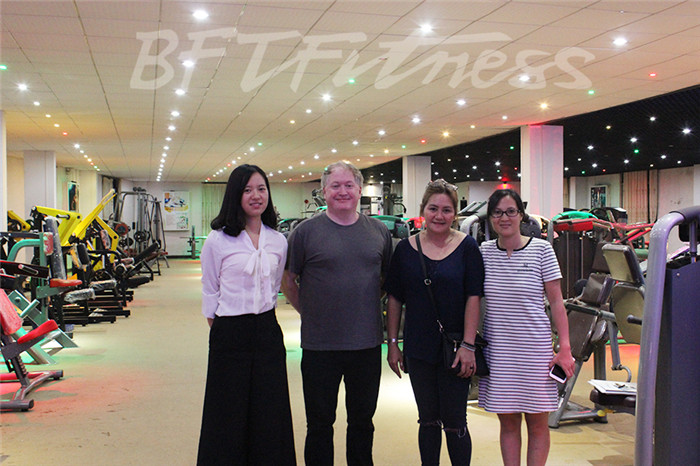 英国客户来蜜桃精品无码购买健身房器材，产品囊括有氧系列的跑步机，动感单车，健身车