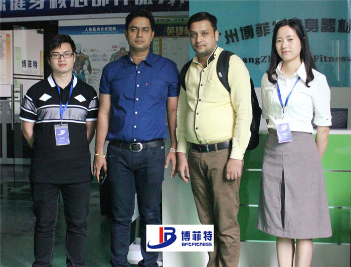 印度客户来蜜桃精品无码购买健身房器材，产品囊括有氧系列的跑步机，动感单车，健身车