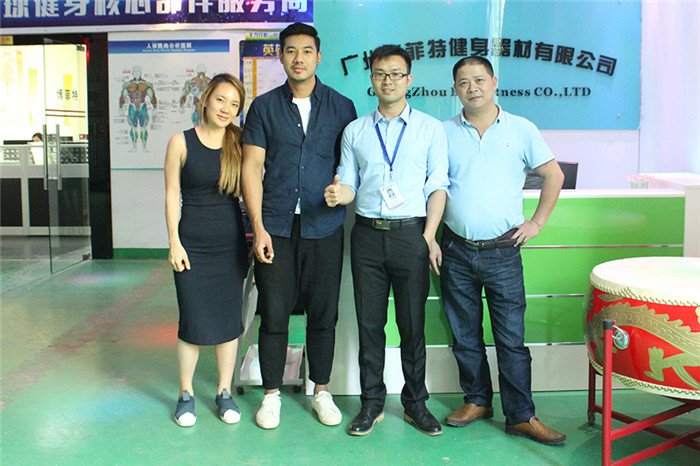 泰国客户来中国广州蜜桃精品无码健身器材有限公司为他们的健身房采购蜜桃AV影视